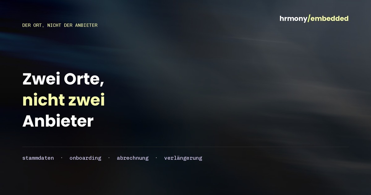 Typografischer Header mit der Aussage Zwei Orte, nicht zwei Anbieter auf dunkelblauem Verlauf.